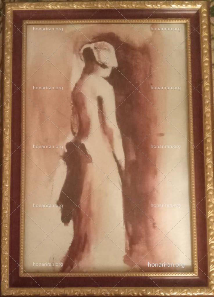 فیگوراز سایه زن ایستاده در تاریکی