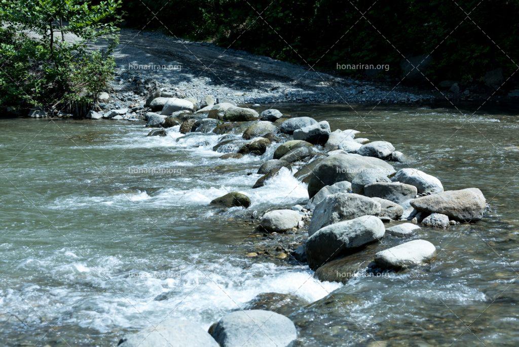 قطعه عکس رودخانه خروشان و زیبا