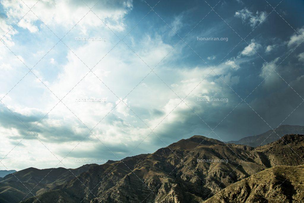 قطعه عکس ابرهای زیبا و کوهستان مرتفع