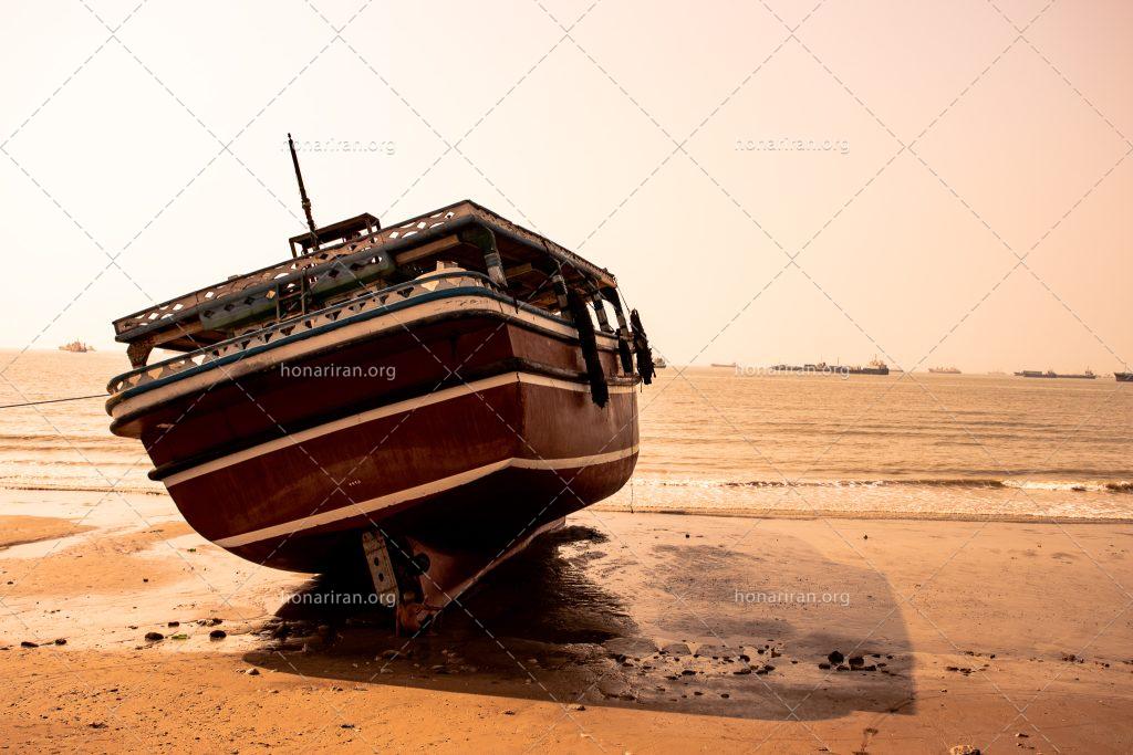 قطعه عکس قایق به گل نشسته