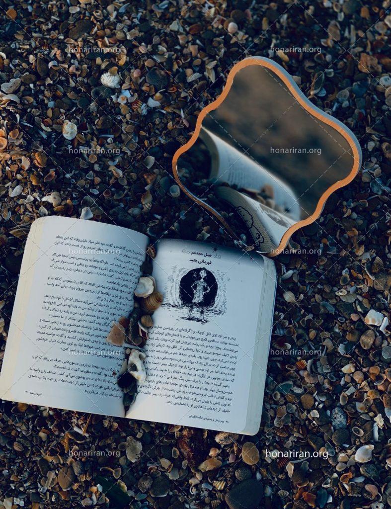 قطعه عکس هنری، کتابی در میان سنگ ها