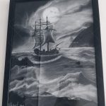 تابلو نقاشی سیاه قلم ماه و کشتی و دریا