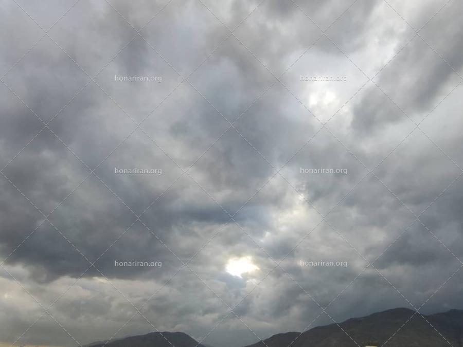 قطعه عکس روزنه نور در آسمان ابری پاییز