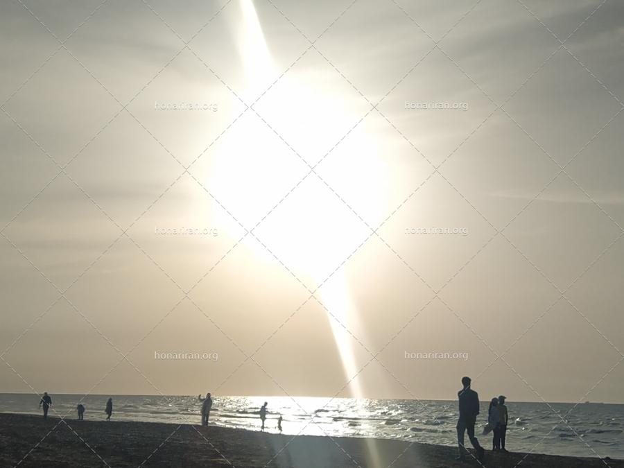 قطعه عکس آفتاب تابان بر فراز ساحل دریا