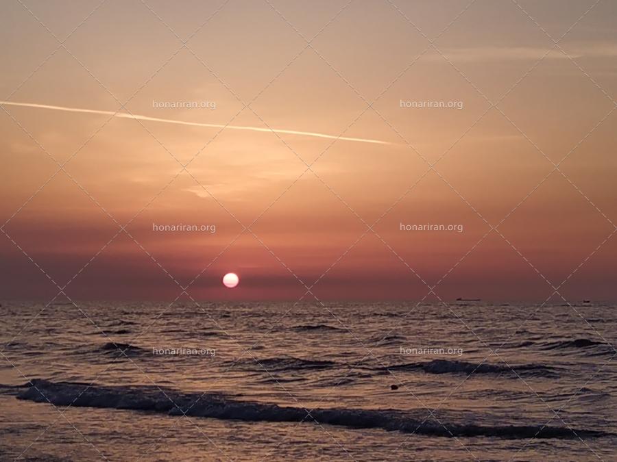 قطعه عکس غروب زیبای آفتاب در ساحل دریا