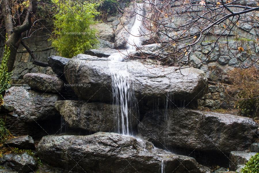 قطعه عکس آبشار کوچک در پارک زمستانی