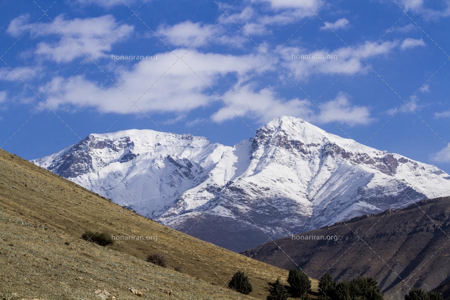قطعه عکس قله زیبای کوه در زمستان با برف های زیبا