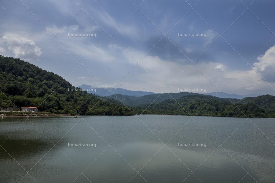 قطعه عکس چشم انداز زیبا از دریاچه سد شیاده