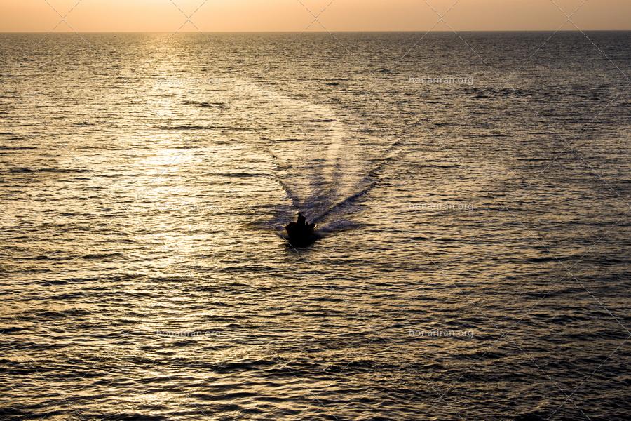 قطعه عکس قایق زیبا در غروب خلیج فارس