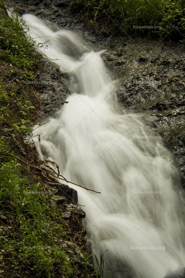 قطعه عکس آبشار خروشان جنگلی