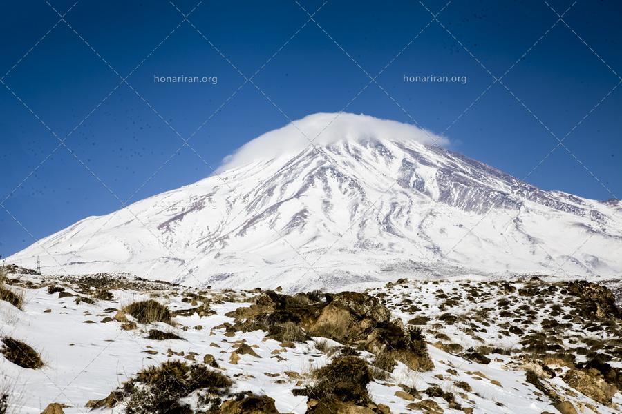 قطعه عکس قله دماوند در برف زمستانی
