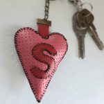 جا کلیدی چرم دستدوز طرح قلب حرف S