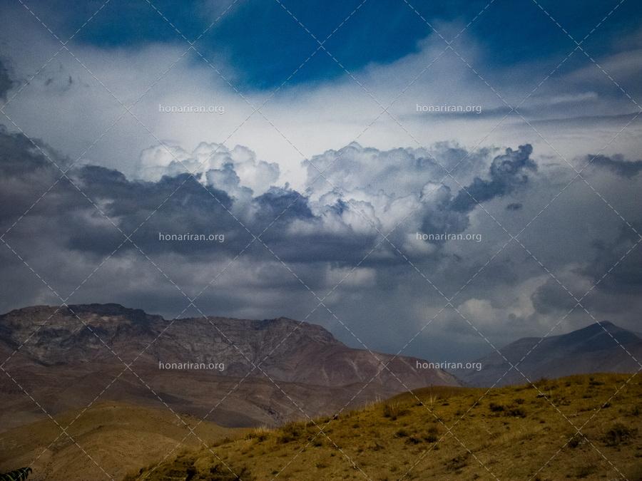 قطعه عکس کوهستان پاییزی به همراه ابرهای زیبا