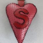 جا کلیدی چرم دستدوز طرح قلب حرف S