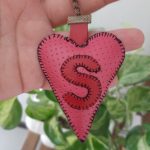 جا کلیدی چرم دستدوز طرح قلب حرف S