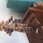 مجسمه ربات چوبی