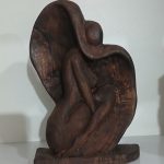 مجسمه زن چوبی
