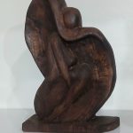 مجسمه زن چوبی