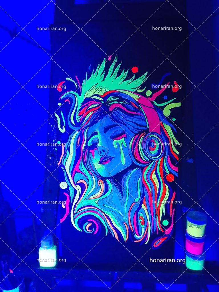 تابلو نقاشی دختر درخشان با رنگ فلوروسنت اکریلیک
